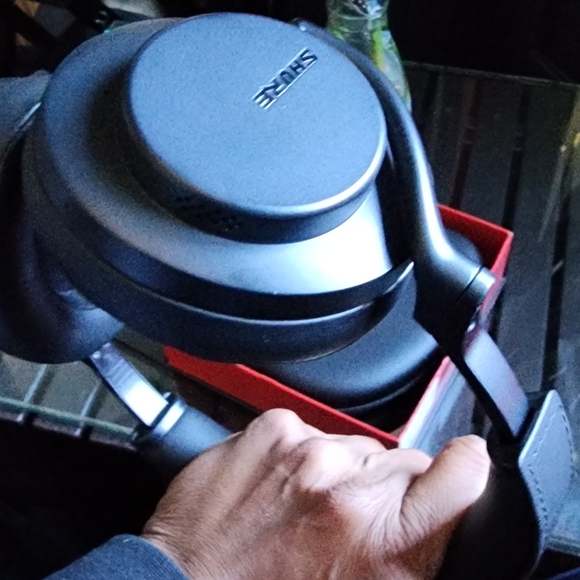 Shure AONIC 50 Gen 2 Wireless Noise Cancelling Headphones - Picture 7 of 9